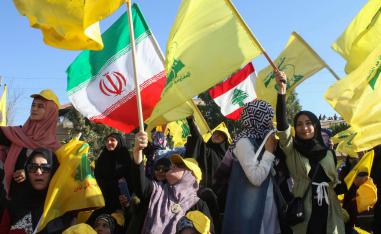 متظاهرون لبنانيون يرفعون رايات حزب الله والعلمين الإيراني واللبناني في بيروت