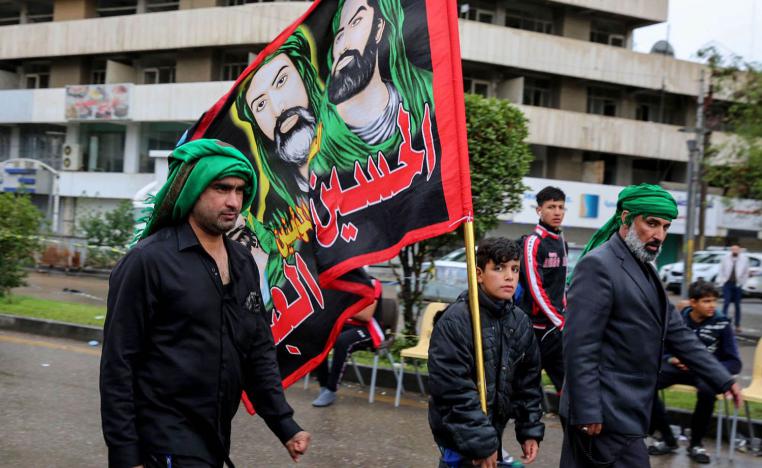 عراقيون في مسيرة دينية يرفعون رايات طائفية