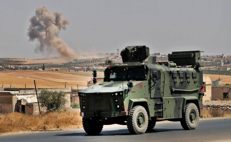 مدرعة تركية في دورية بإدلب التي تتعرض لقصف روسي