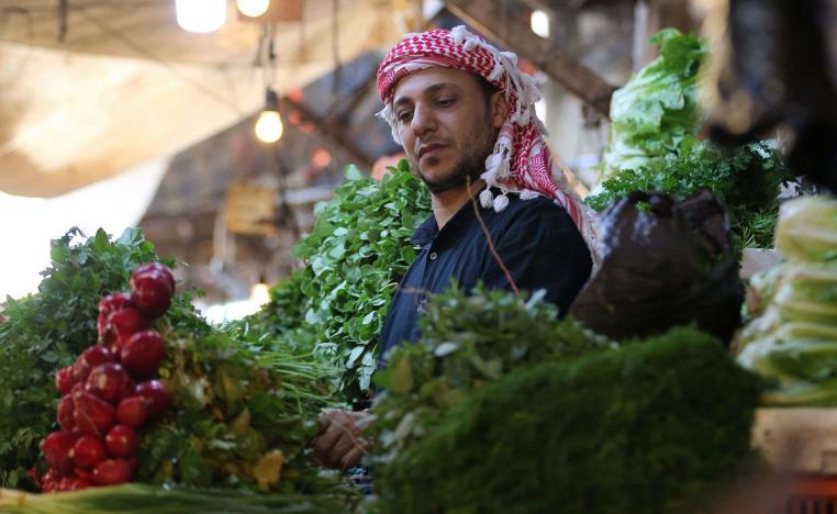 بائع خضار وفواكه أردني في وسط مدينة عمان