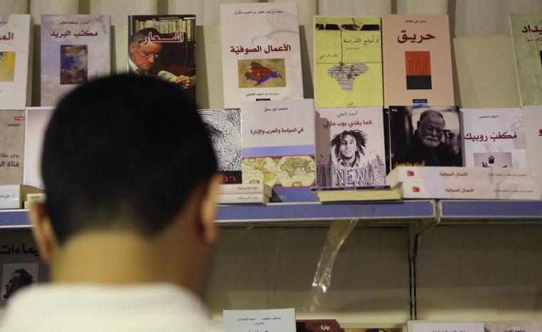 زائر في معرض عمان الدولي للكتاب في دورة سابقة