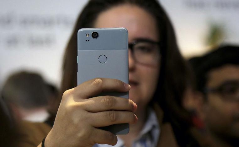 سيدة تستخدم هاتف بيكسل 2 من غوغل