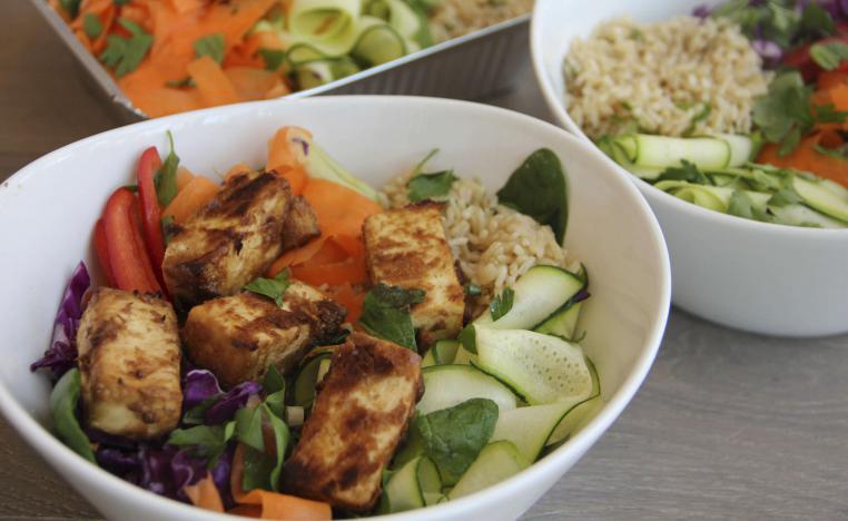 أطباق من الخضار والدجاج المشوي