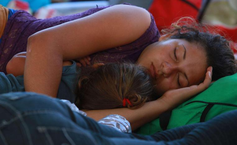 امرأة نائمة بجانب طفلها