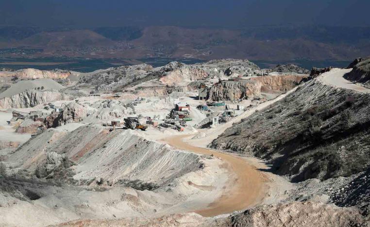 الكسارات تنهش سفوح جبال عين دارة الواقعة بين جبل لبنان وسهل البقاع