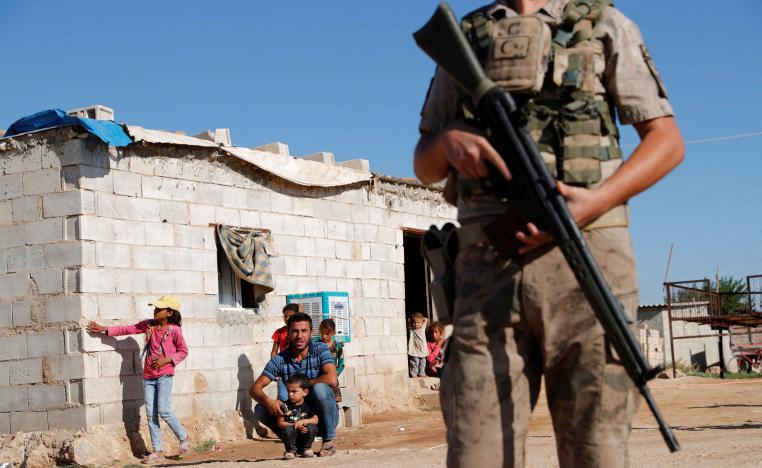 جندي تركي يطلق النار على من يقترب من الجدار الحدودي