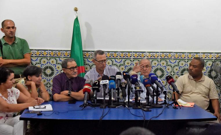 أعضاء هيئة الحوار والوساطة بالجزائر