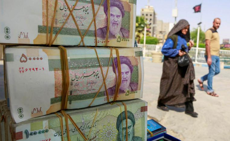 صراف في مدينة النجف يبيع العملة الايرانية