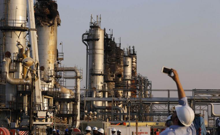 عمال واعلاميون يتجولون في المنشآت السعودية لتفحص اثار الهجوم