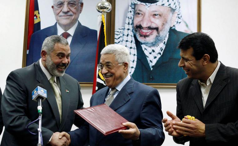 الرئيس الفلسطيني محمود عباس يتوسط زعيم حماس في غزة اسماعيل هنية والقيادي محمد دحلان (2007)
