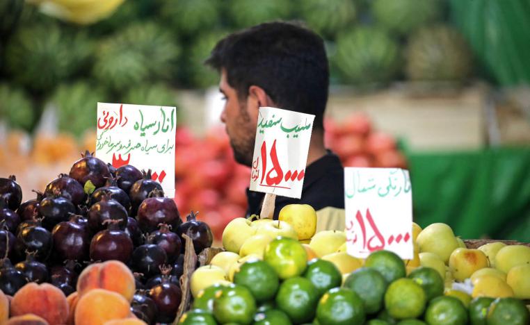 بائع خضروات في سوق وسط طهران