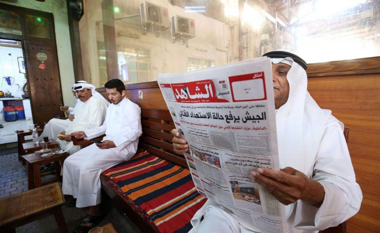 كويتيون يجلسون في مقهى يتابعون تداعيات الهجوم على أرامكو