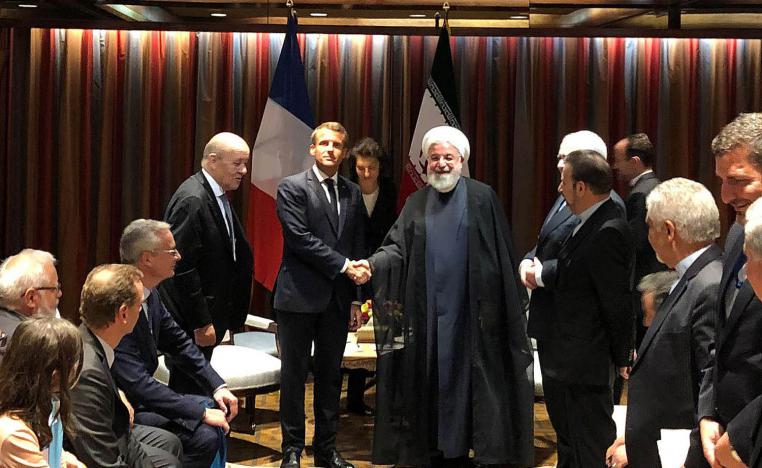 الرئيس الإيراني حسن روحاني يصافح الرئيس الفرنسي ايمانويل ماكرون