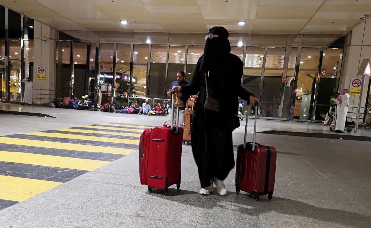 امرأة سعودية تجر حقائبها أمام مطار الملك فهد الدولي في الدمام