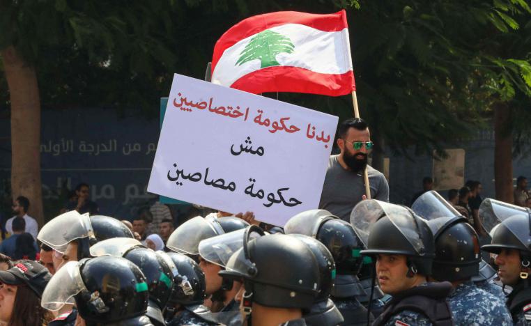 اللبنانيون يطالبون الحكومة بمحاسبة الفاسدين في مؤسساتها