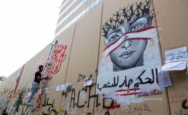 لبناني يرسم غرافيتي في بيروت