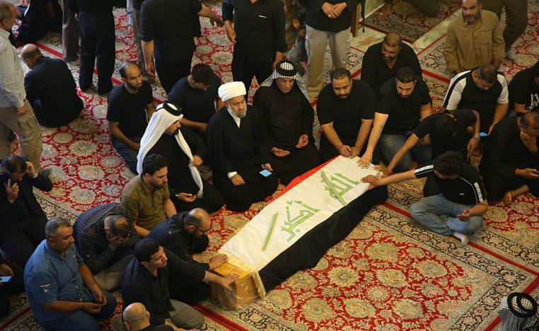 عراقيون يشيعون ضحية من ضحايا قمع الانتفاضة