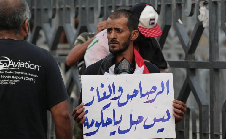 عراقي يتظاهر وسط بغداد ضد الفساد