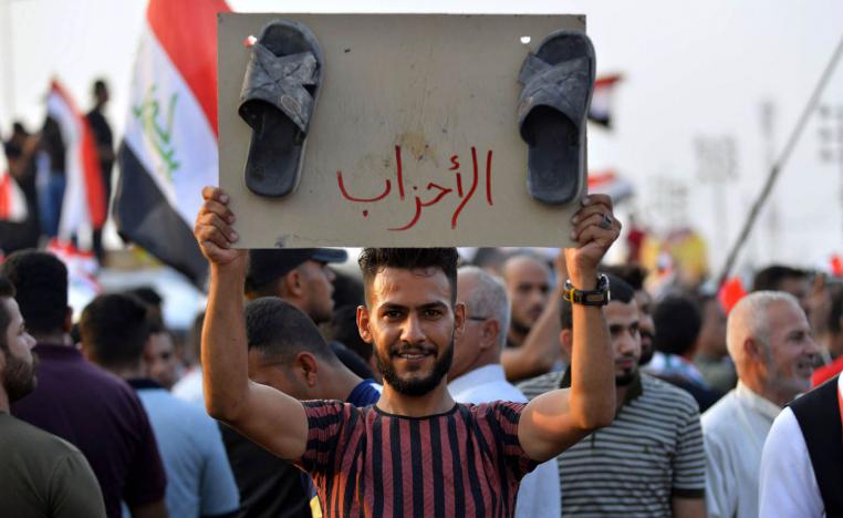 عراقي يتظاهر وسط بغداد