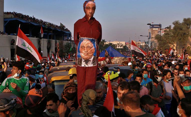 عراقيون يرفعون دمية لرئيس الوزراء العراقي عادل عبدالمهدي