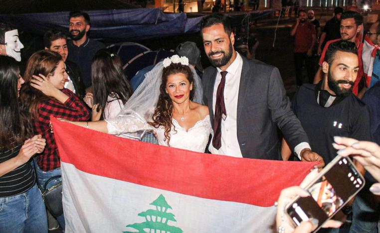 عروسان ناشطان يحتفلان بزواجهما وسط المتظاهرين في بيروت