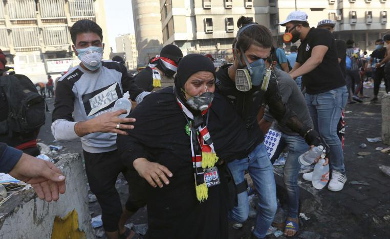 الغاز المسيل للدموع يخنق المتظاهرين في العراق