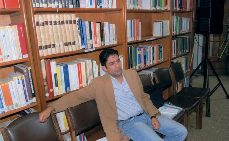 الشاعر المغربي محمد بلمو (الصورة من صفحة بلمو على فيسبوك)