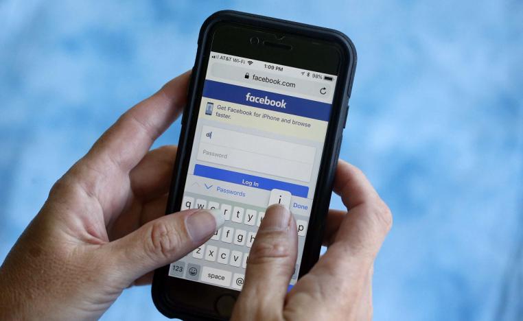  صفحة فيسبوك تظهر على شاشة هاتف ذكي