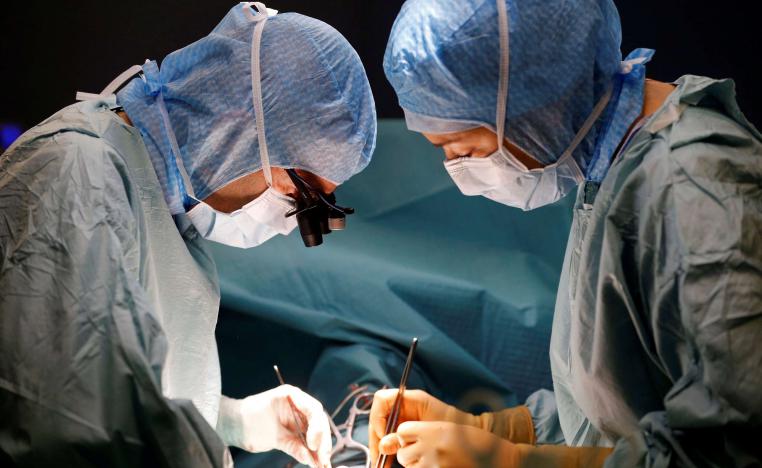 فريق طبي فرنسي يجري عملية جراحية لمريض قلب