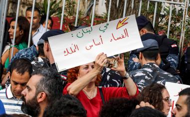 محاسبة الفاسدين أول المطالب التي ينادي بها الشارع اللبناني