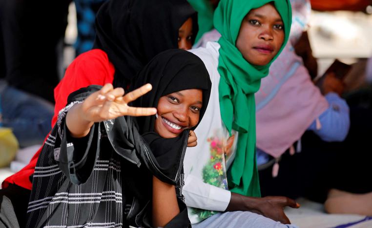 امرأة سودانية ترفع شارة النصر