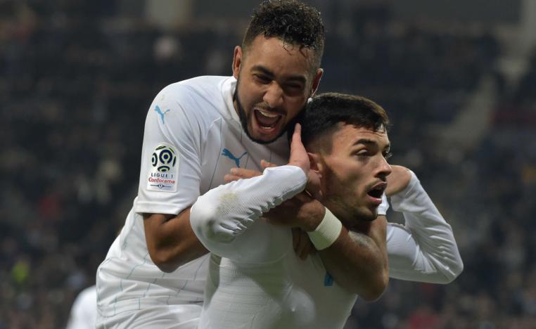 مهاجم مرسيليا الصربي نيمانيا رادونيتش (يمين) لواعب خط وسط مرسيليا الفرنسي ديميتري باييت