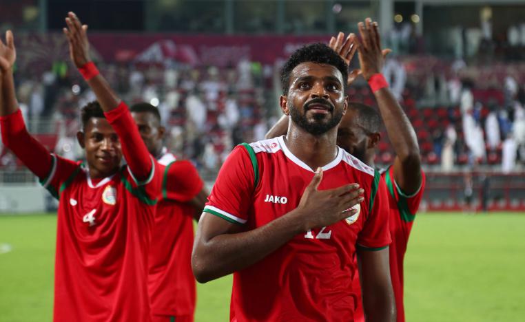 لاعبو المنتخب العماني يحتفلون بالفوز على الكويت