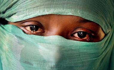 امرأة تبكي وهي تروي قصة اغتصابها على أيدي مسلحين في ميانمار