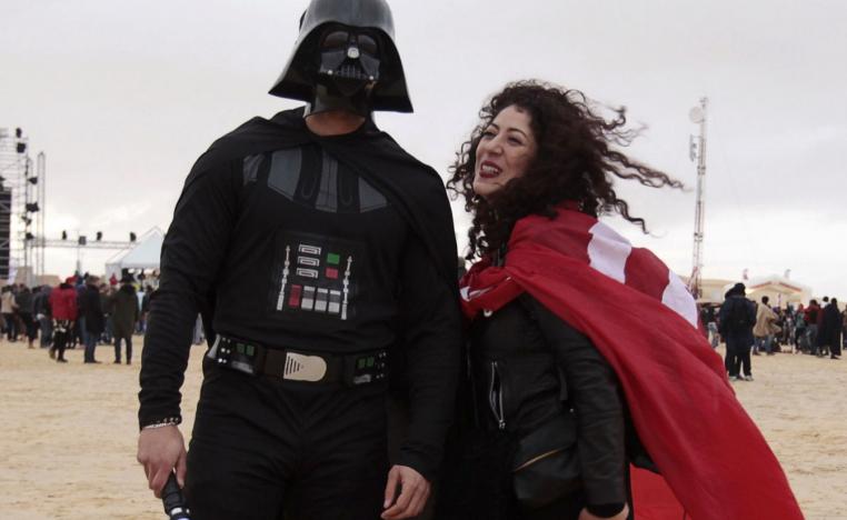 مشاركان في دورة سابقة لمهرجان الكثبان الالكترونية يلبسان من أزياء فيلم حرب النجوم