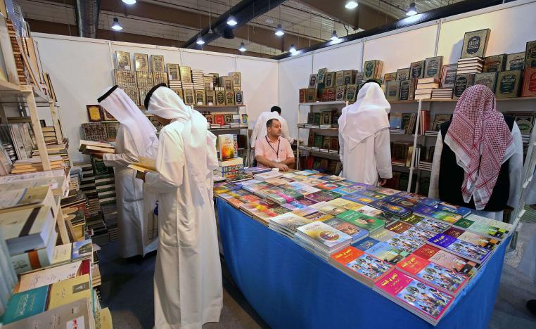 زوار يطالعون الكتب في معرض الكويت الدولي للكتاب