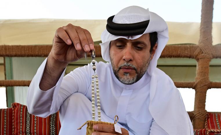 الإماراتي عبدالله السويدي يعرض لآلئ مزروعة في مشروعه برأس الخيمة 