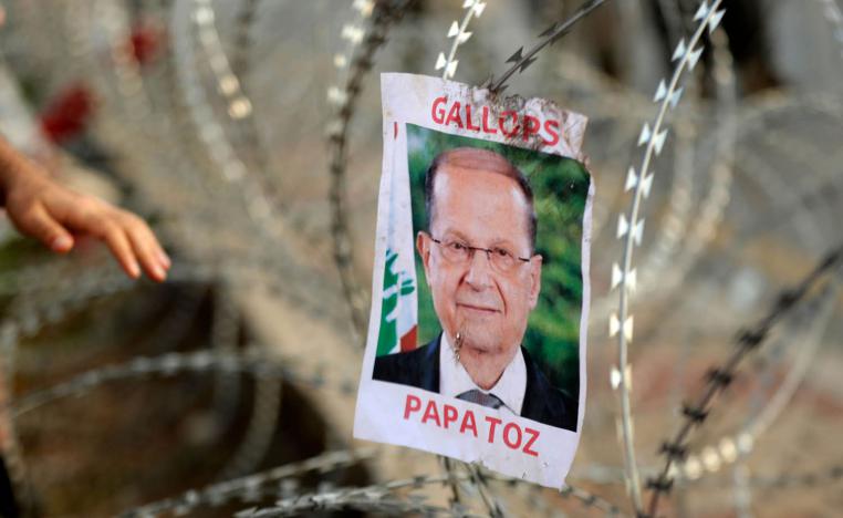 صورة الرئيس عون على الاسلاك الشائكة المحيطة بقصر بعبدا