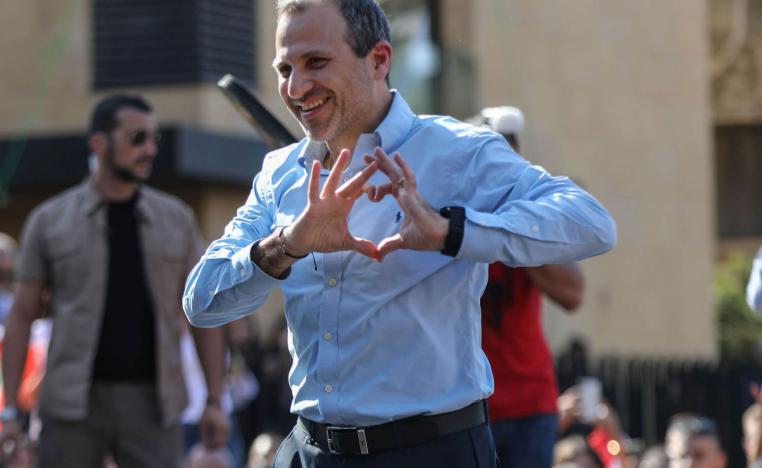 وزير الخارجية اللبناني جبران باسيل يرسم علامة الحب