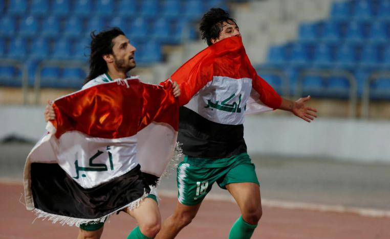 لاعبون عراقيون يحتفلون بفوزهم على الفريق الإيراني