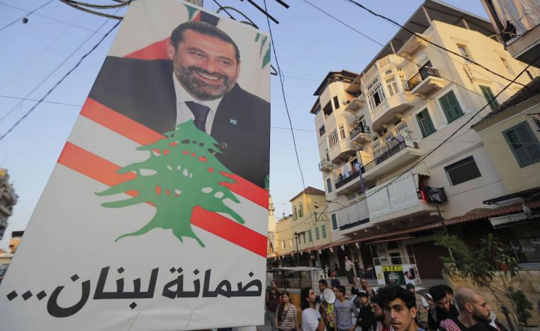 يتجمهرون في طرابلس لنزع صورة سعد الحريري من ساحة عامة