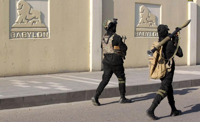 مقاتلان من الحشد الشعبي في مدينة العمارة التي شهدت تظاهرات احتجاج دامية