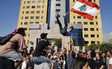طلبة يتظاهرون في لبنان