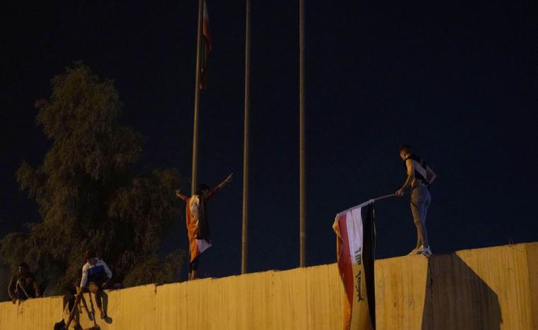 متظاهرون عراقيون يتسلقون اسوار القنصلية الايرانية في كربلاء