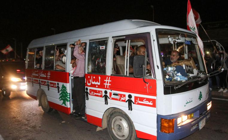محتجون لبنانيون يتجولون بحافلة وسط صيدا جنوب لبنان تحديا لحزب الله