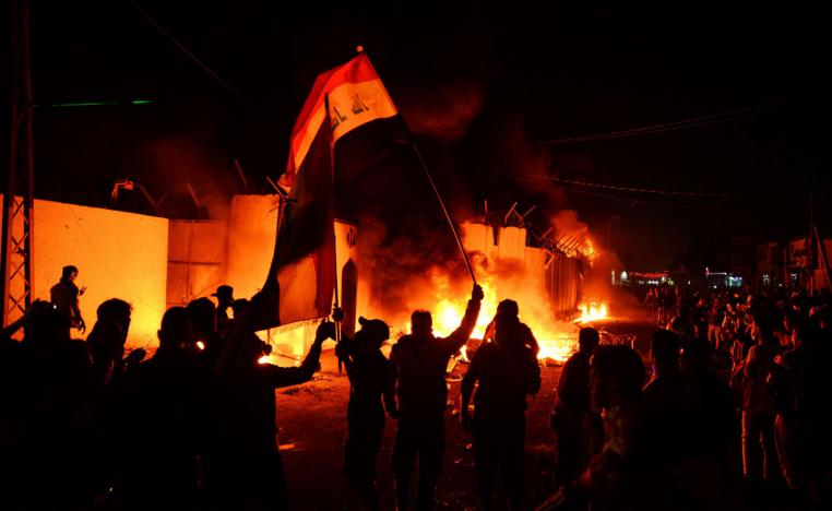 عراقيون يحتشدون أمام حرائق القنصلية الايرانية في النجف