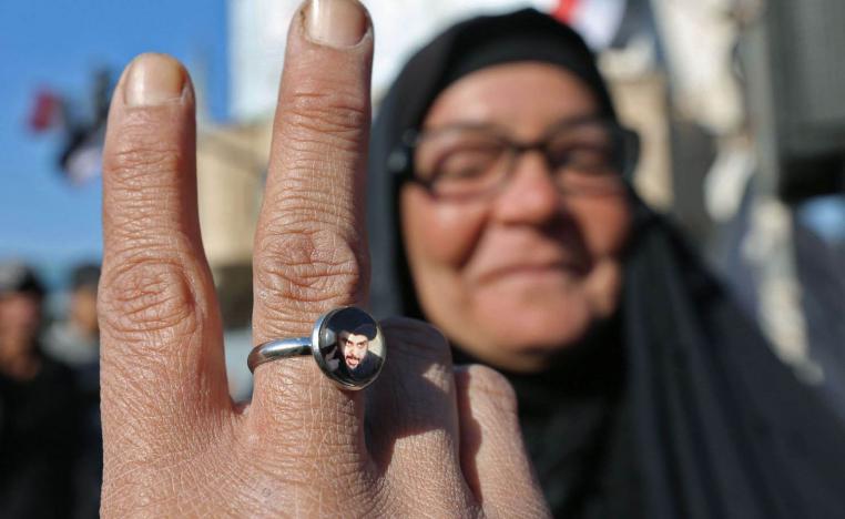 عراقية تشير إلى صورة الصدر في خاتمها
