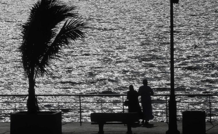 سعوديان أمام ساحل البحر في جدة