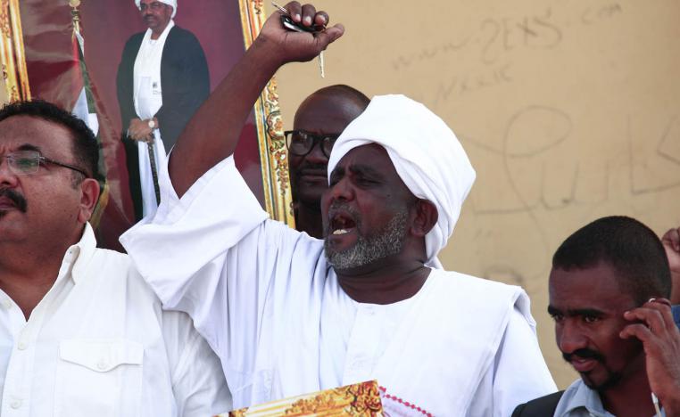 متظاهرون مؤيدون للرئيس السوداني السابق عمر البشير
