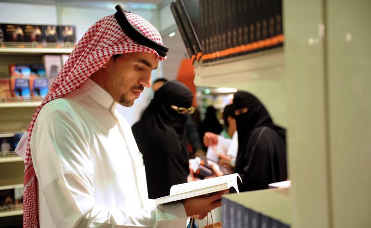 قارئ سعودي يتصفح كتابا في نسخة سابقة من معرض جدة الدولي للكتاب